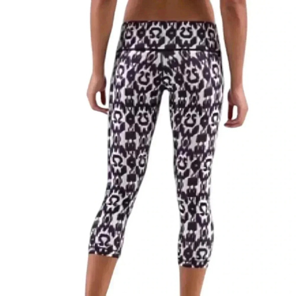 Lululemon Wunder Under Crop Ikat Print Rare 2011 Black Purple White  Women's 6 - Picture 1 of 11